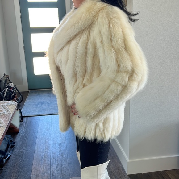 Selling a Saga Fox fur coat in perfect condition. Only worn once! - Picture 4 of 5